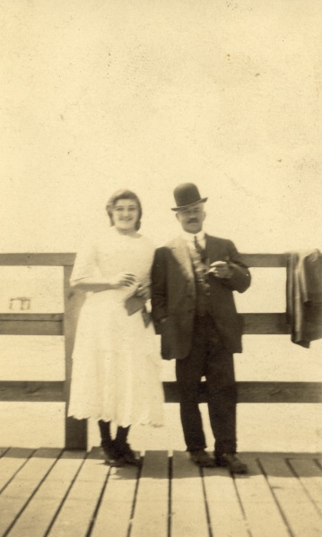 Date and photographer unknown, but based on Hilda's dress, I believe this to be her with LS on the hold up outing.