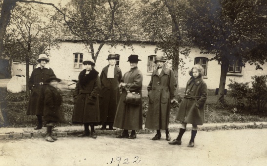 Caption in German: "Fur der Luke, May 1923"? Front of photo says 1922, though.